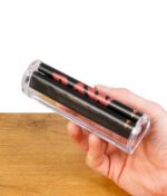 RAW Phatty Roller in einer Hand gehalten, Fokus auf die Details
