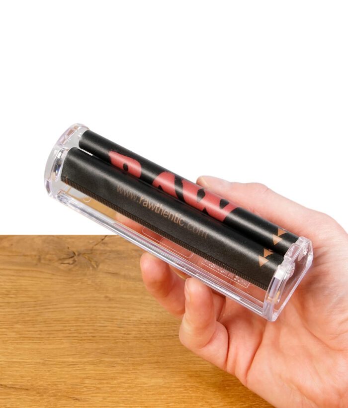 RAW Phatty Roller in einer Hand gehalten, Fokus auf die Details