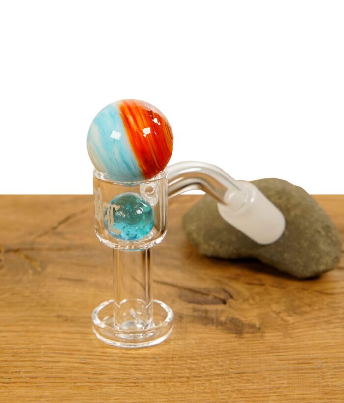 Glasbanger mit bunten Carb Caps und Terp Pearl auf Holztisch