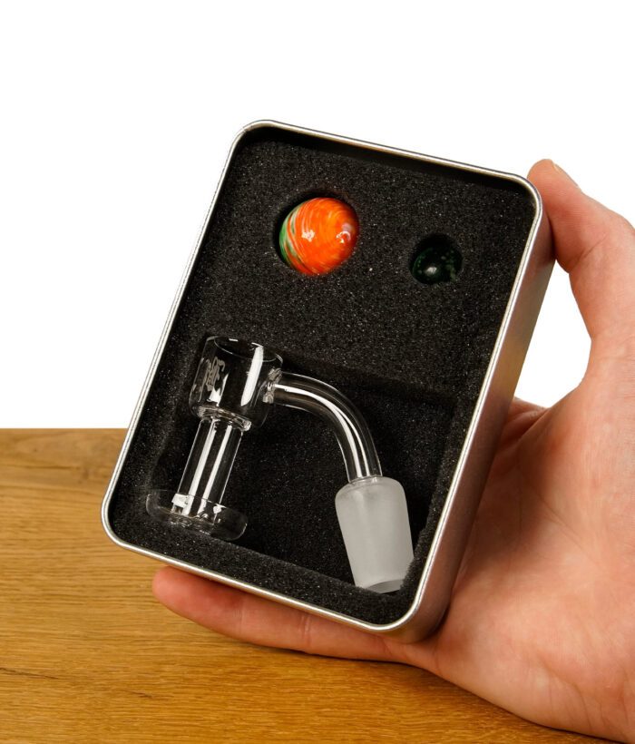 Glasbanger-Set in einer Metallbox mit bunten Carb Caps, in Hand gehalten