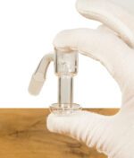 Glasbanger mit weißer Handschuh gehalten, Detailansicht der hochwertigen Verarbeitung