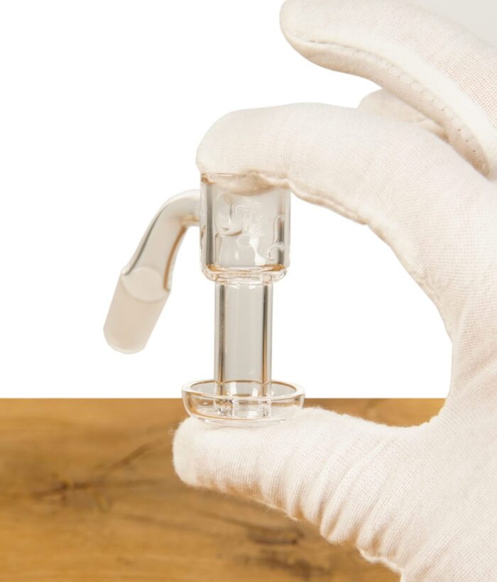 Glasbanger mit weißer Handschuh gehalten, Detailansicht der hochwertigen Verarbeitung