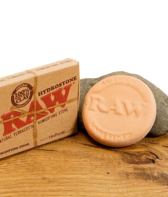 Nahaufnahme des RAW Hydrostone Terrakotta-Befeuchtungsteins und Verpackung auf Holzuntergrund.