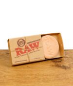 RAW Hydrostone Terrakotta-Befeuchtungstein in offener Verpackung auf Holzuntergrund.