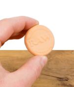 Hand hält den RAW Hydrostone Terrakotta-Befeuchtungstein mit eingeprägtem RAW-Logo.