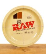 RAW Rolling Tray im klassischen Design mit gelbem Hintergrund und rotem Logo, auf Holzuntergrund.