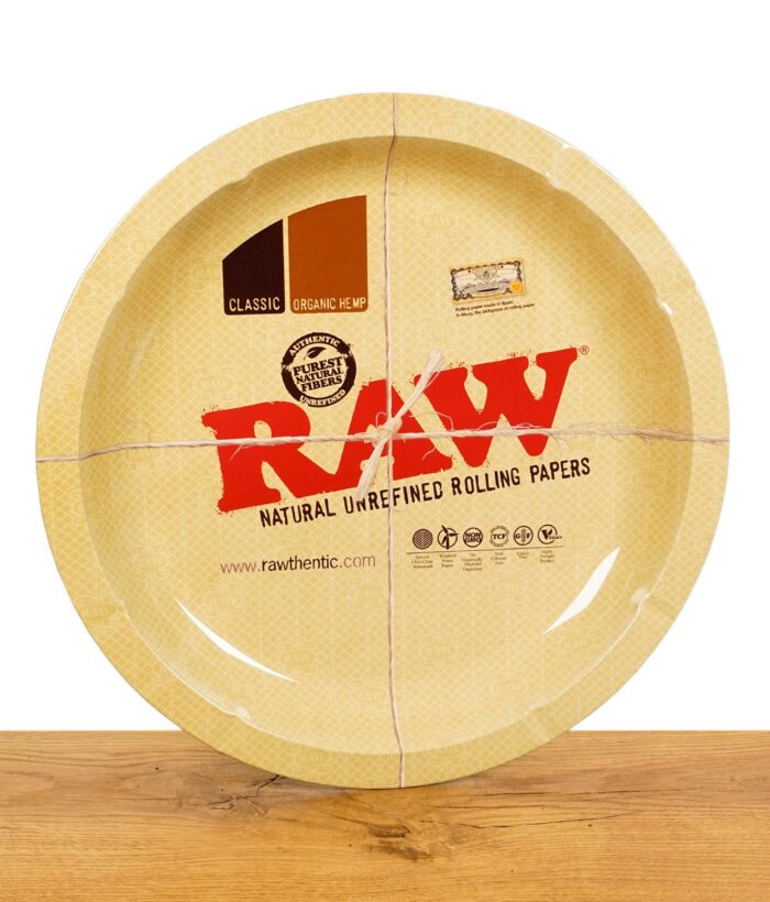 RAW Rolling Tray im klassischen Design mit gelbem Hintergrund und rotem Logo, auf Holzuntergrund.