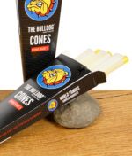 Verpackung der The Bulldog Cones King Size 3 mit herausgezogenen vorgerollten Cones auf Holzuntergrund.