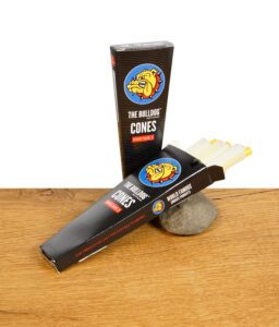 Komplettansicht der The Bulldog Cones King Size 3 Verpackung mit teilweise geöffnetem Inhalt auf Holzuntergrund.