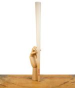 RAW Challenge Cone aufrecht in einer Holz-Handfigur gehalten, zeigt die enorme Größe.