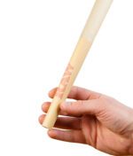 RAW Challenge Cone, überdimensionaler vorgerollter Joint, in einer Hand gehalten.