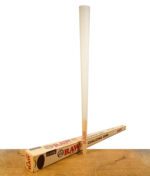 RAW Challenge Cone stehend auf Verpackung, vorgerollter XXL Joint aus ungebleichtem Papier.
