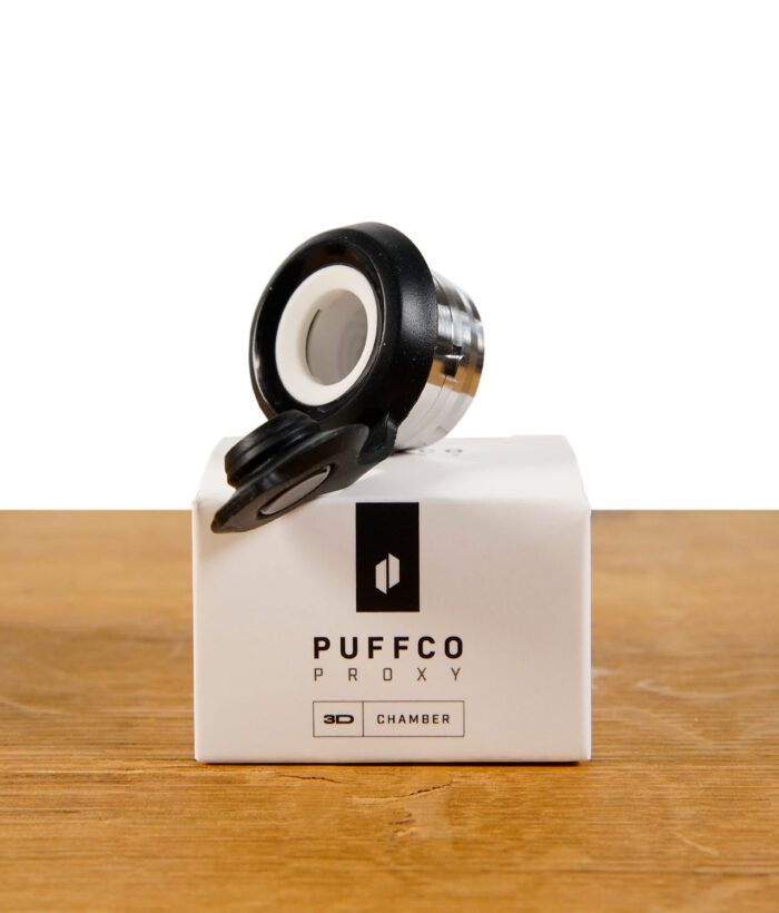 Puffco Proxy 3D Kammer auf Holztisch vor weißem Hintergrund