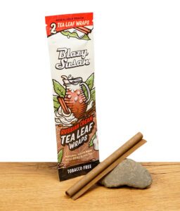 Verpackung der Blazy Susan Russian Cream Tea Leaf Wraps mit zwei Wraps daneben auf Holztisch