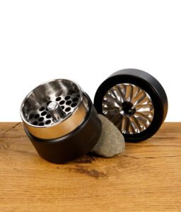Geöffneter Flower Mill Premium Grinder 54 mm aus Edelstahl mit innovativem Mahlwerk