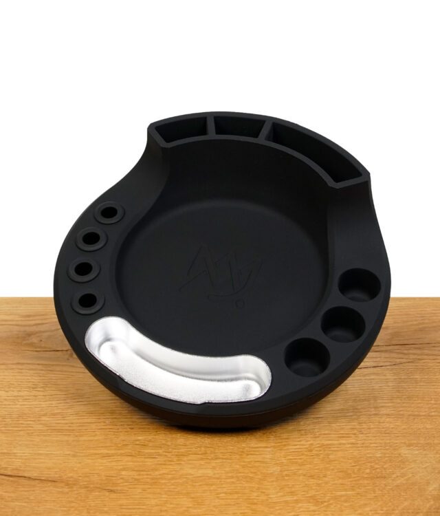 Schwarzer MJ Arsenal Space Station Session Dock aus Silikon auf Holzuntergrund.