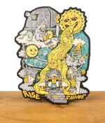 Dab-Mat mit fantasievollem „Rise and Shine“-Design und Sonnenmotiv, aufrecht auf Holzuntergrund.