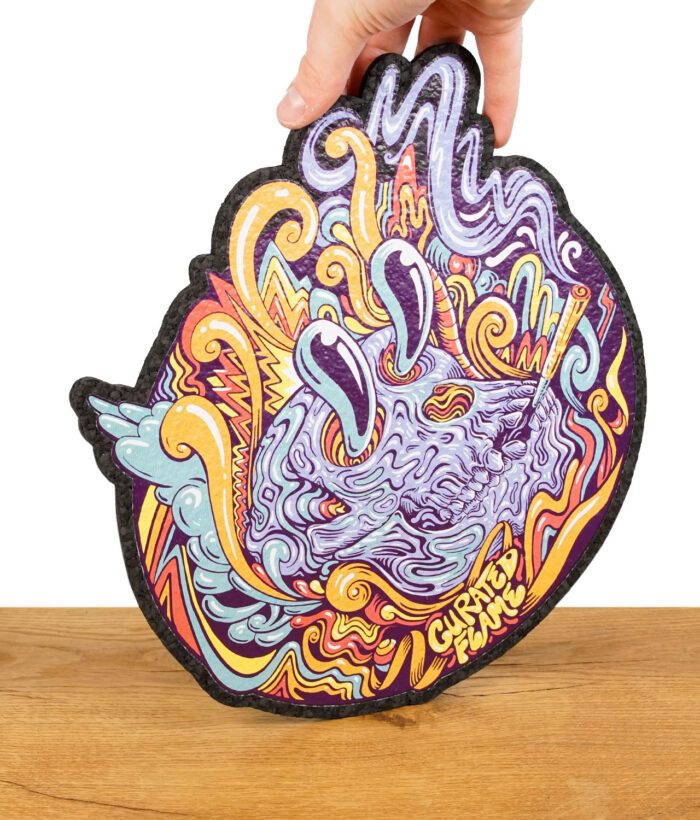 Dab-Mat mit psychedelischem Totenkopf-Design und „Curated Flame“-Schriftzug, auf Holzuntergrund.