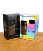 MJ Arsenal Titan Mini Rig Dab Rig in schwarzer und holografischer Verpackung mit Sichtfenster.