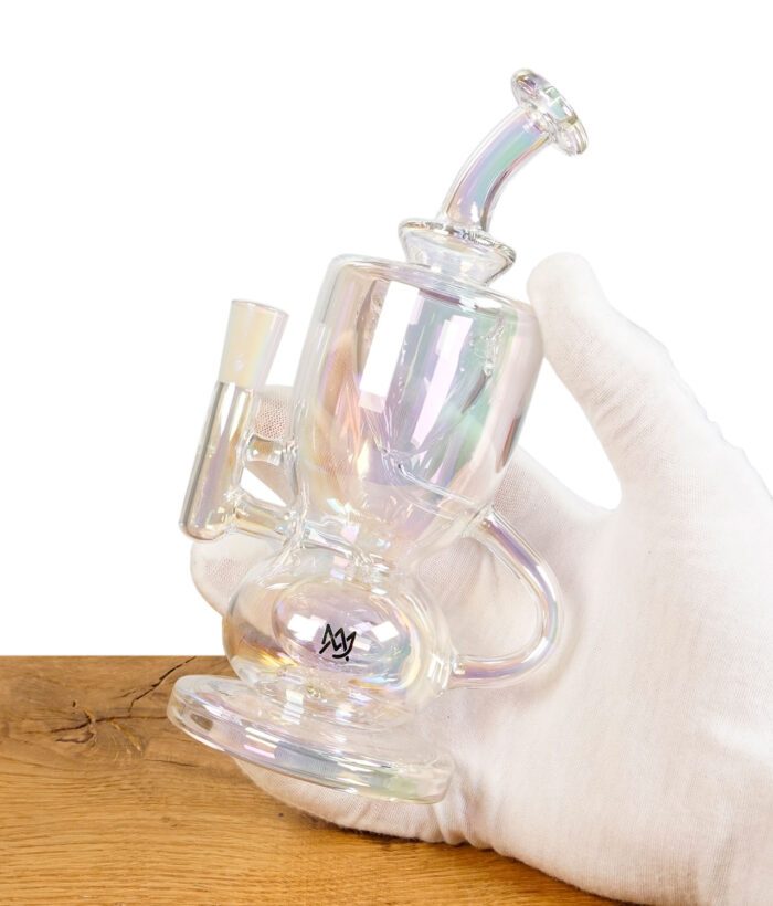 Hand hält MJ Arsenal Titan Mini Rig mit schimmernder Oberfläche, kompakte Dab Rig für Konzentrate.
