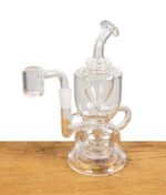 MJ Arsenal Titan Mini Rig mit angeschlossenem Quarz-Banger für Dab-Sessions.