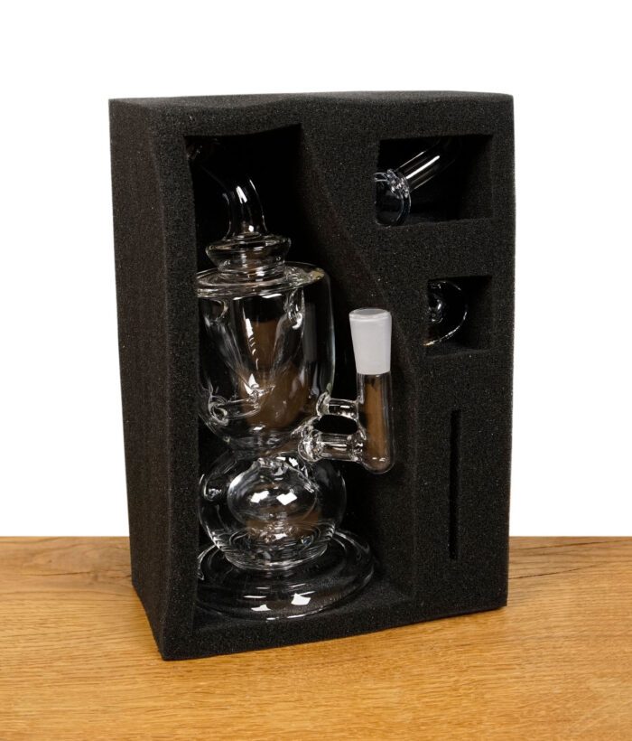MJ Arsenal Titan Mini Rig sicher verpackt in Schaumstoffeinlage mit Banger und Zubehör.