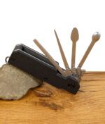 Geöffnetes Everyday Canna Co. Multipass Cannabis-Tool mit mehreren ausklappbaren Metallspateln und Dab-Tools auf Holztisch.