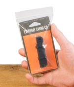 Verpacktes Everyday Canna Co. Multipass Cannabis-Tool in einer durchsichtigen Tüte, gehalten in einer Hand auf Holztisch.
