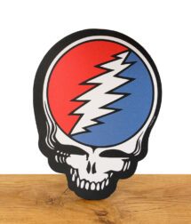 Grateful Dead Totenkopf-Mousepad auf Holztisch stehend, mit ikonischem Rot-Blau-Blitzmotiv.