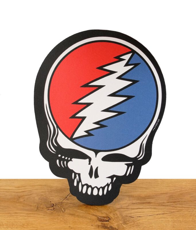 Grateful Dead Totenkopf-Mousepad auf Holztisch stehend, mit ikonischem Rot-Blau-Blitzmotiv.