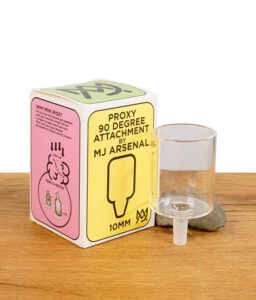 MJ Arsenal Proxy 90 Degree Attachment mit Verpackung, Glasadapter auf Holzuntergrund mit Stein