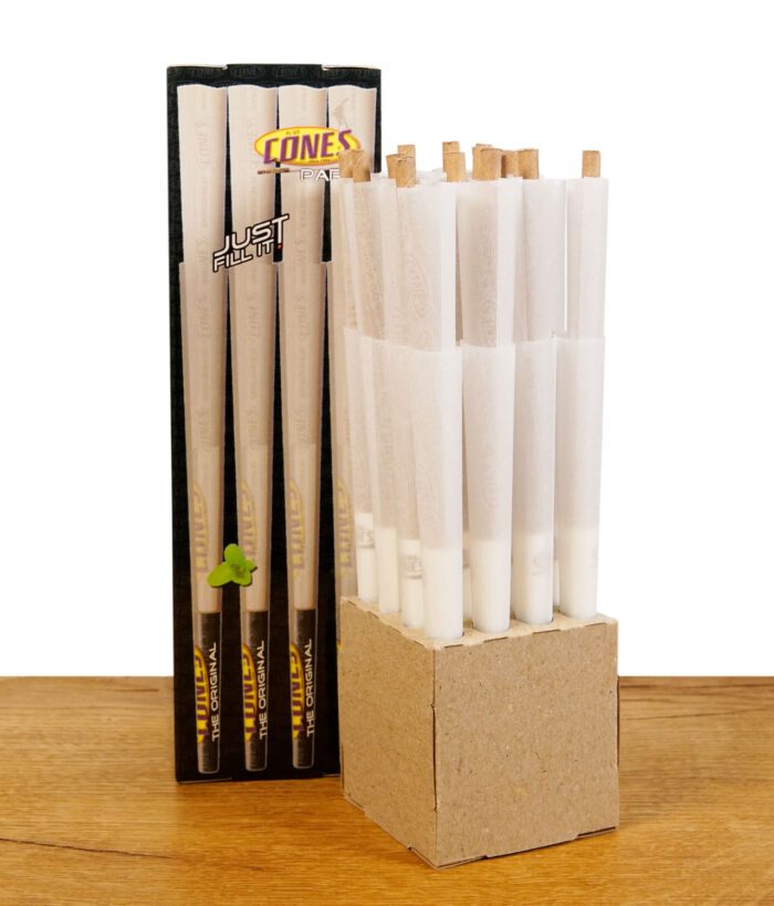 Display mit vorgerollten Cones der Marke Cones Party, auf Holztisch platziert