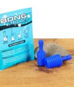 Offene Bong Master Reinigungspackung mit zwei blauen Silikonstopfen auf Holzuntergrund.