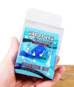 Hand hält das Bong Master Starter Kit in transparenter Verpackung mit blauem Design.