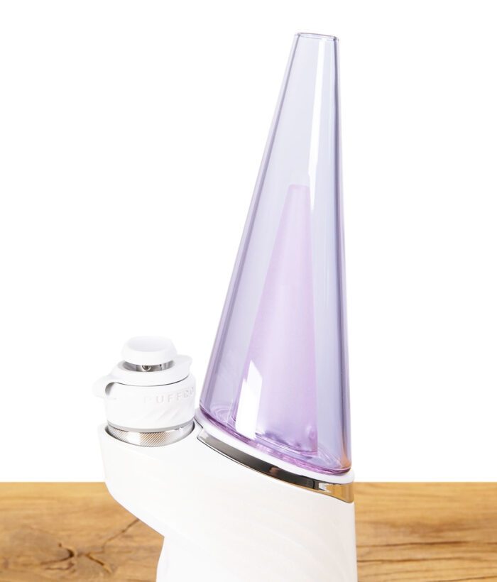Lila Puffco Peak Pro Glasaufsatz montiert auf einem weißen Puffco Vaporizer.