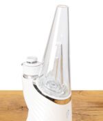 Puffco Peak Glasaufsatz aus klarem Glas montiert auf einem weißen Puffco Vaporizer.