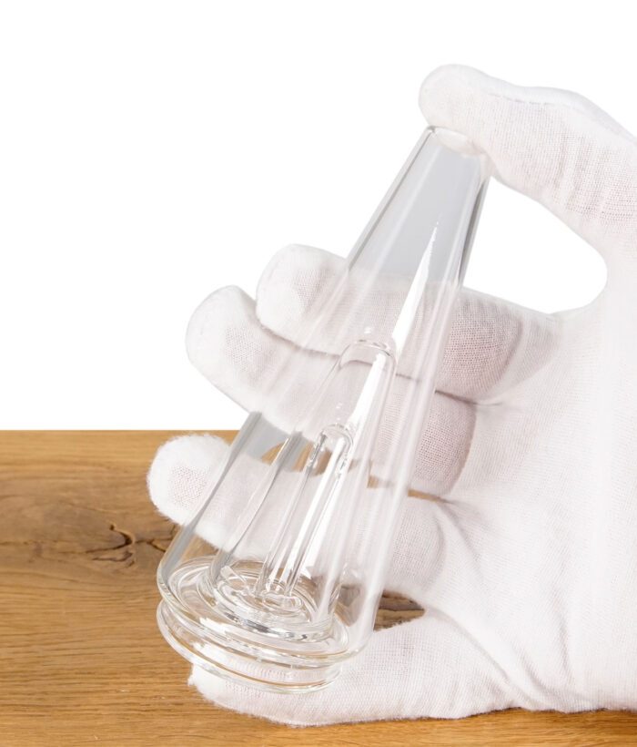 Hand mit weißem Handschuh hält einen durchsichtigen Puffco Peak Glasaufsatz.