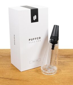 Puffco Peak Pro Travel Glass mit schwarzem Mundstück neben der Originalverpackung.