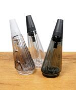Drei Varianten des Puffco Peak Pro Travel Glass mit schwarzen und weißen Mundstücken.