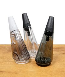 Drei Varianten des Puffco Peak Pro Travel Glass mit schwarzen und weißen Mundstücken.