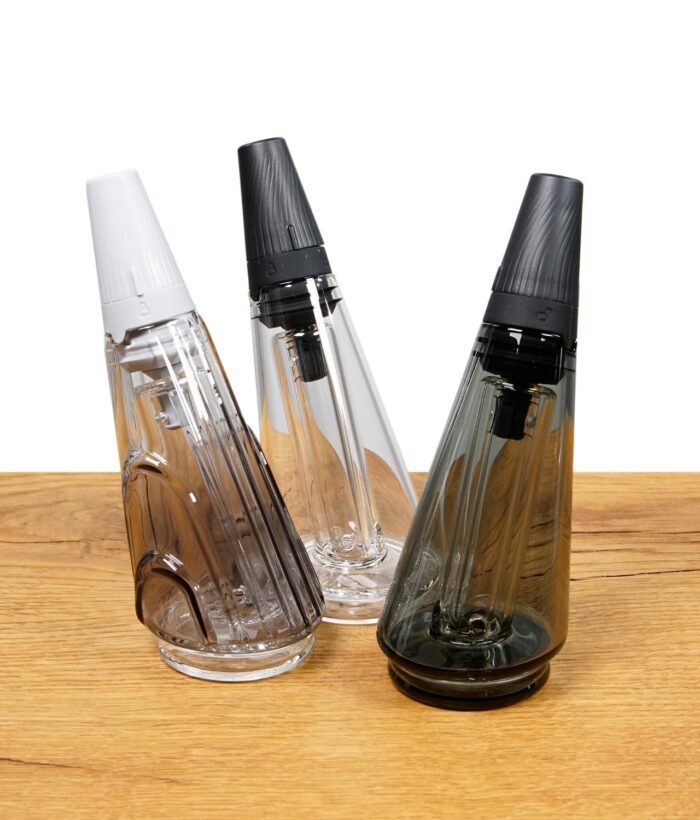 Drei Varianten des Puffco Peak Pro Travel Glass mit schwarzen und weißen Mundstücken.