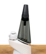 Getönter Puffco Peak Pro Travel Glass Aufsatz montiert auf einem weißen Puffco Peak Pro Vaporizer.