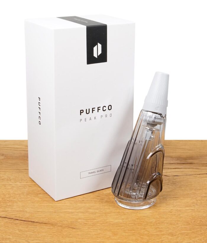 Puffco Peak Pro Travel Glass mit strukturiertem Design und weißem Mundstück neben der Verpackung.