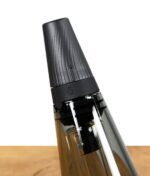 Nahaufnahme des schwarzen Mundstücks des Puffco Peak Pro Travel Glass mit Verriegelungssymbol.