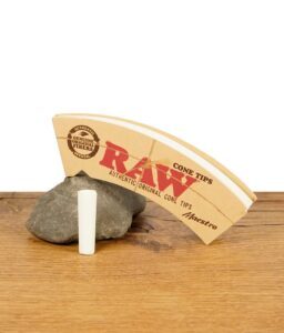 RAW Maestro Cone Tips Packung auf einem Stein mit einem einzelnen vorgedrehten Tip im Vordergrund.