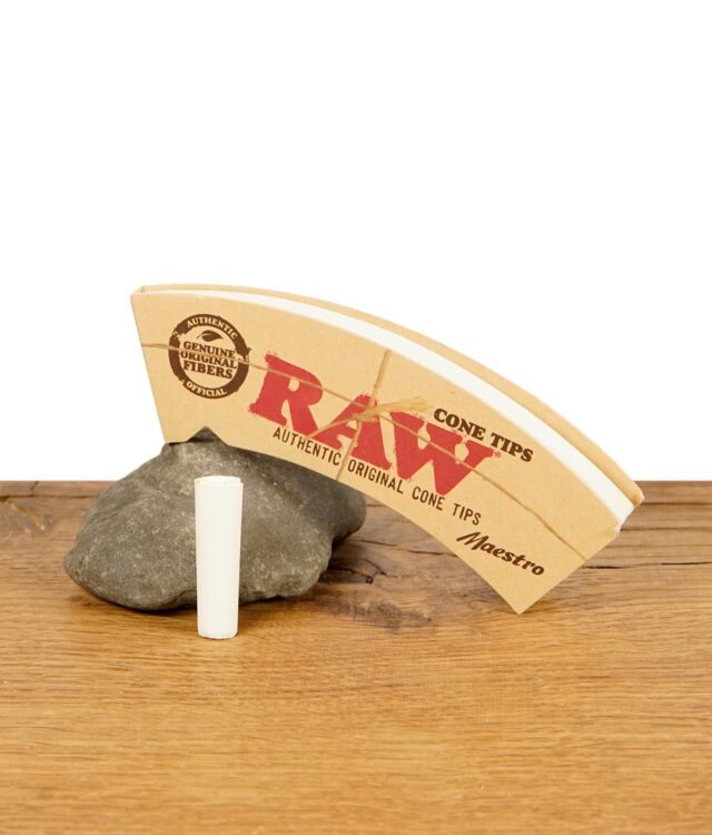 RAW Maestro Cone Tips Packung auf einem Stein mit einem einzelnen vorgedrehten Tip im Vordergrund.
