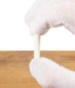 Nahaufnahme eines RAW Maestro Cone Tips, gehalten von einer Hand mit weißen Handschuhen.