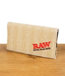RAW Tasche in geschlossenem Zustand, aus robustem Jutestoff mit auffälligem RAW Branding.