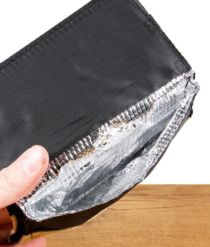 Geöffnete RAW Tasche mit reflektierender, isolierter Innenschicht für Geruchsschutz.
