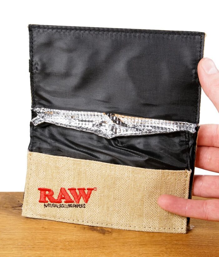 RAW Tasche geöffnet, zeigt die schwarze Innenseite mit isolierter Folie zum Frischhalten.